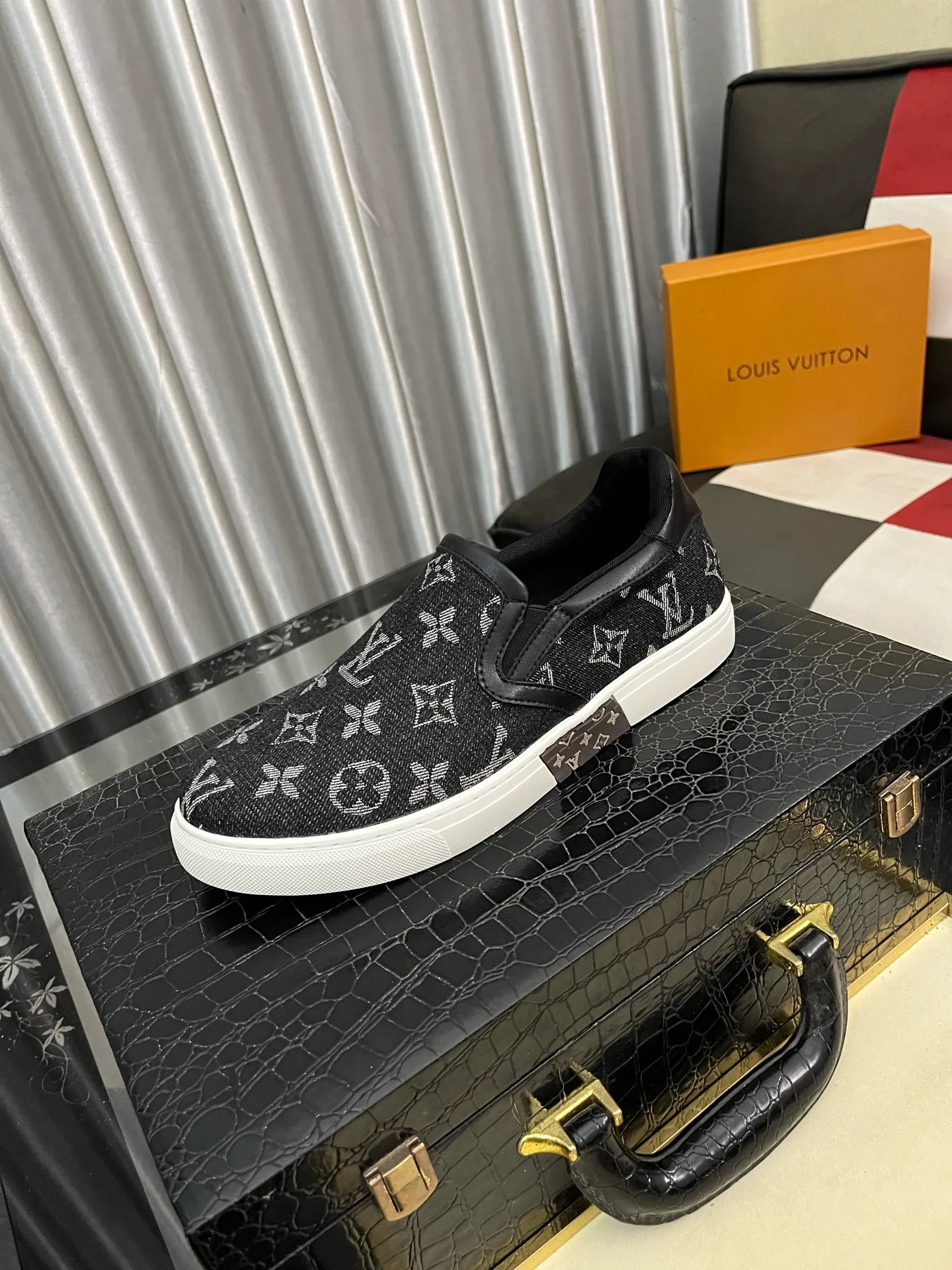 Men's shoes 💰400⌚️⌚️LV's new men's high-end casual sports shoes, using imported first-layer cowhide silk screen printing brand lougou, original ultra-light tpu outsole, wear-resistant and comfortable, Monogram lougou embellished rubber outsole, breathable mesh lining, versatile classic style! Size: 38-442️⃣Colors available